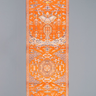 Een Chinees geborduurd zijden 'kesi' doek met  boeddhistische leeuwen en feniksen, 19e eeuw