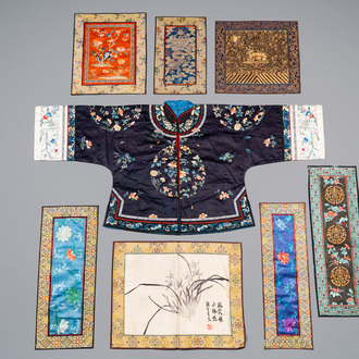 Een groep van acht stukken Chinees geborduurde zijde, 19/20e eeuw