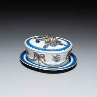A Chinese blue and white gilt-decorated tureen and cover on stand for the Swedish market, Jiaqing