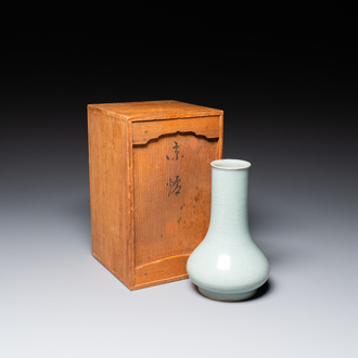 Vase de forme bouteille en porcelaine de Chine céladon de Longquan, Song/Ming