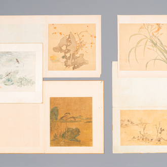 Ecole chinoise: Cinq œuvres diverses avec paysages et fleurs, encre et couleur sur soie, signé Zizhou 子帚, 19/20ème