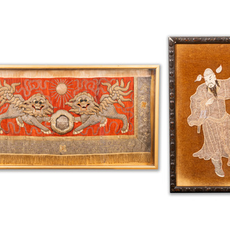 Twee Chinese met goud- en zilverdraad geborduurde zijden doeken met leeuwen en Guandi, 19e eeuw