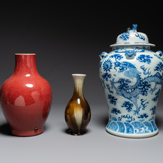 Twee Chinese monochroom geglazuurde vazen en een blauw-witte vaas, 19e eeuw