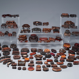 Een uitgebreide verzameling van 137 gevarieerde Chinese kleine houten sokkels, 19/20e eeuw