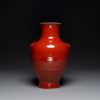 Vase de type 'hu' en porcelaine de Chine en rouge monochrome, marque de Qianlong, 19ème