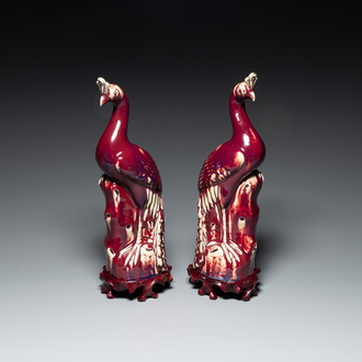 Een paar Chinese flambé geglazuurde modellen van pauwen op houten sokkels, 19e eeuw