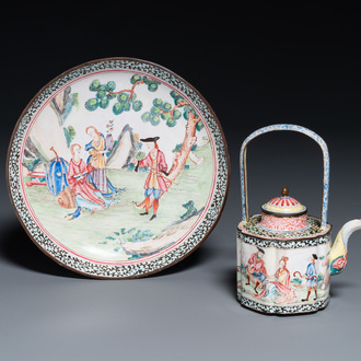 Een Chinees bord en een theepot in Canton email met Europese tafereel, Qianlong