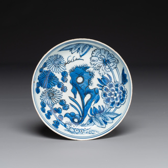 Een Chinees blauw-wit bord met floraal decor, Xuande merk, Wanli