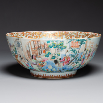 Grand bol en porcelaine de Chine famille rose de Canton à décor de garçons et dames dans un jardin élaborée, Qianlong