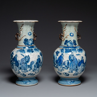 Een paar Chinese blauw-witte Nanking craquelé vazen met Taoïstisch decor, 19e eeuw