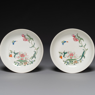 Paire d'assiettes en porcelaine de Chine famille rose à décor de pivoines et papillon, Yongzheng/Qianlong