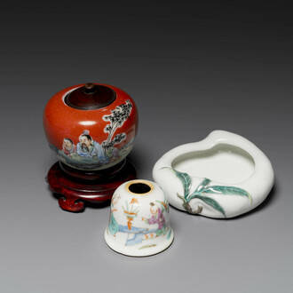 Groupe de trois objets de bureau d'érudit en porcelaine de Chine famille rose, marque de Qianlong, 19/20ème
