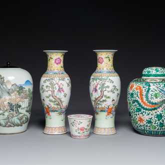 A pair of Chinese famille rose vases, two jars and a box with cover, 19/20th C.