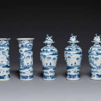 Garniture de cinq vases en porcelaine de Chine en bleu et blanc à décor de paysage, 19ème