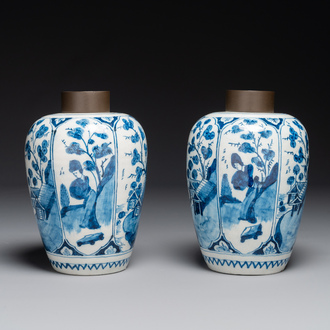 Paire de vases en faïence de Delft bleu et blanc à décor de style chinois aux couvercles en bois, 18ème