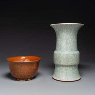 Un vase de forme 'gu' en porcelaine de Chine de type 'ge' et un bol à émail 'fer rouille', 19ème