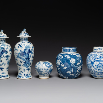 Een paar Chinese blauw-witte dekselvazen en drie potten, 19e eeuw