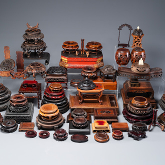Een grote verzameling van 76 gevarieerde Chinese houten sokkels en deksels en 2 dozen, 19/20e eeuw