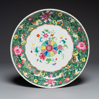 Een Chinese famille rose schotel met floraal decor, Qianlong