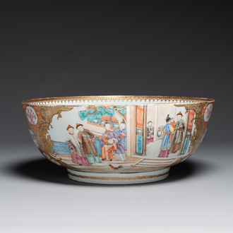 Grand bol en porcelaine de Chine famille rose de Canton à décor mandarin, Qianlong