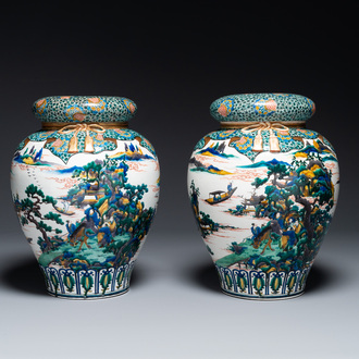 Paire de vases couverts en porcelaine du Japon Kutani à décor paysager, Meiji, 19ème