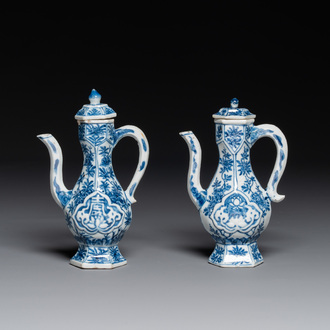 Twee Chinese blauw-witte dekselkannen, Kangxi