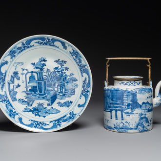 Une théière en porcelaine de Chine en bleu et blanc à décor de paysage et un plat à décor des antiquités, 19ème
