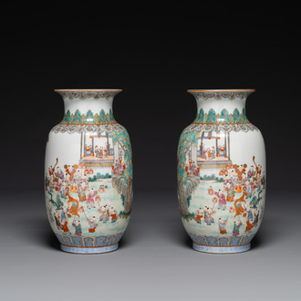 Paire de beaux vases de forme lanterne en porcelaine de Chine famille rose à décor des 'cent garçons', marque Yan Xi Tong He 燕囍同和, République