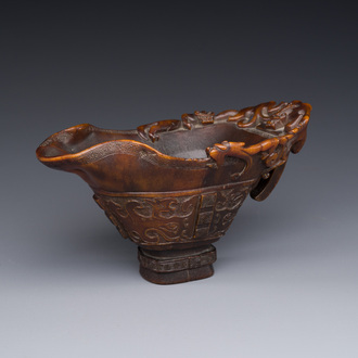 Een Chinese 'libation cup' in neushoornhoorn met chilongs, 17/18e eeuw