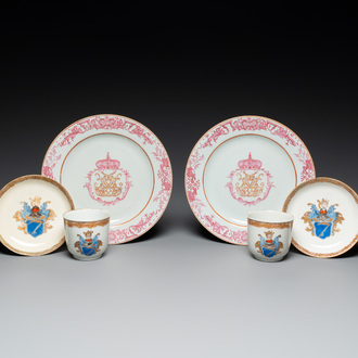 Une paire d'assiettes monogrammées en porcelaine de Chine en émaux rose et une paire de tasses et soucoupes armoriées, Yongzheng/Qianlong