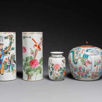 Deux porte-chapeaux, un vase et un pot en porcelaine de Chine famille rose, 19ème
