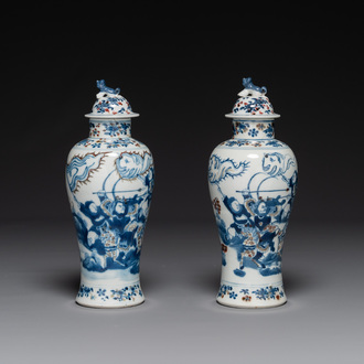 Een paar Chinese blauw-witte en koperrode vazen met deksels, Kangxi merk, 19e eeuw