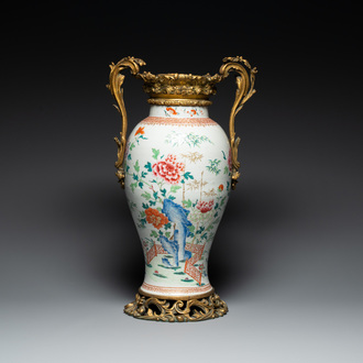 Een Chinese famille rose vaas met vergulde bronzen monturen, Qianlong