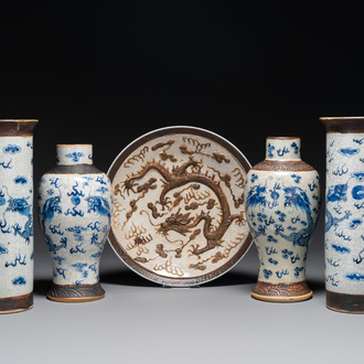 Deux paire de vases en porcelaine de Chine en bleu et blanc dit 'de Nankin' à émail craquelé à décor de dragons et un plat, marque de Chenghua, 19ème