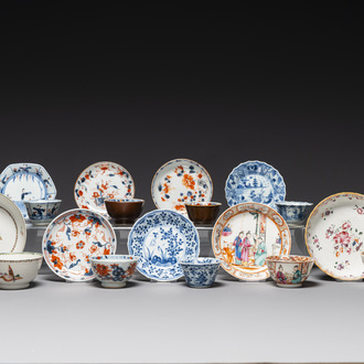 Negen Chinese blauw-witte, famille rose en Imari-stijl koppen en schotels, Kangxi/Qianlong
