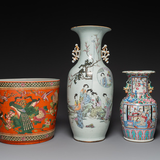 Deux vases et une jardinière en porcelaine de Chine famille rose, 19/20ème