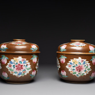 Paire de bols couverts en porcelaine de Chine famille rose à décor floral sur fond brun capucin, Yongzheng/Qianlong