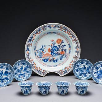 Quatre tasses et soucoupes en porcelaine de Chine en bleu et blanc et un plat à barbe de style Imari, Kangxi Qianlong