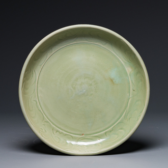Plat en porcelaine de Chine céladon de Longquan à décor floral incisé, Ming