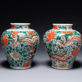 Paire de vases en porcelaine de Chine wucai à décor de phénix et pivoines, époque Transition