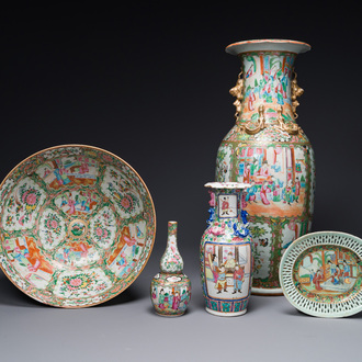 Trois vases, un grand bol et une assiette en porcelaine de Chine famille rose de Canton, 19/20ème