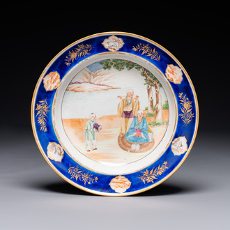 Rare assiette en porcelaine de Chine famille rose de Canton à bordure bleue, 19ème