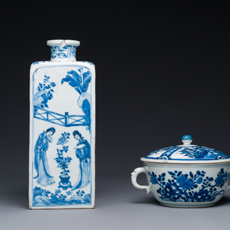 Een Chinese vierkante blauw-witte fles met 'Lange Lijzen' en een dekselkom, Kangxi