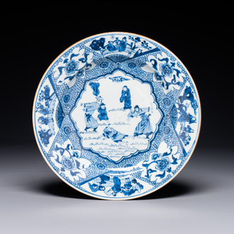Assiette en porcelaine de Chine bleu et blanc à décor d'une punition, Yongzheng/Qianlong