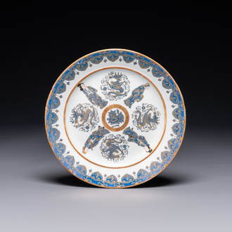 Assiette en porcelaine de Chine Canton à décor figuratif et de dragons en émaux bleu et doré, 19ème
