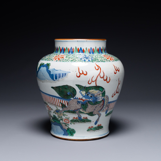 Vase de forme balustre en porcelaine de Chine wucai à décor de qilin, 19ème
