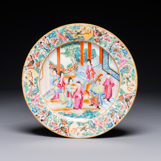 Een Chinees Canton famille rose bord met verhalend decor, 19e eeuw
