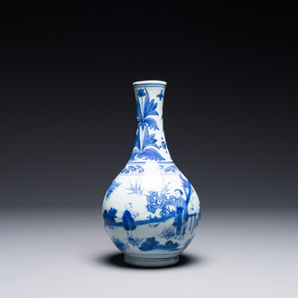 Vase de forme bouteille en porcelaine de Chine en bleu et blanc, époque Transition