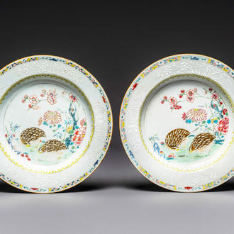 Paire d’assiettes en porcelaine de Chine famille rose à décor de cailles, Yongzheng