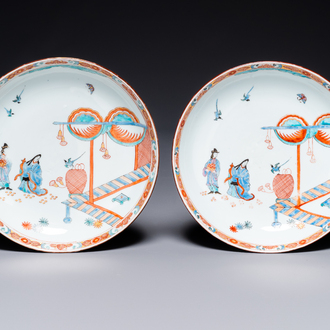 Een paar Chinese in Nederland beschilderde Kakiemon-stijl porseleinen borden